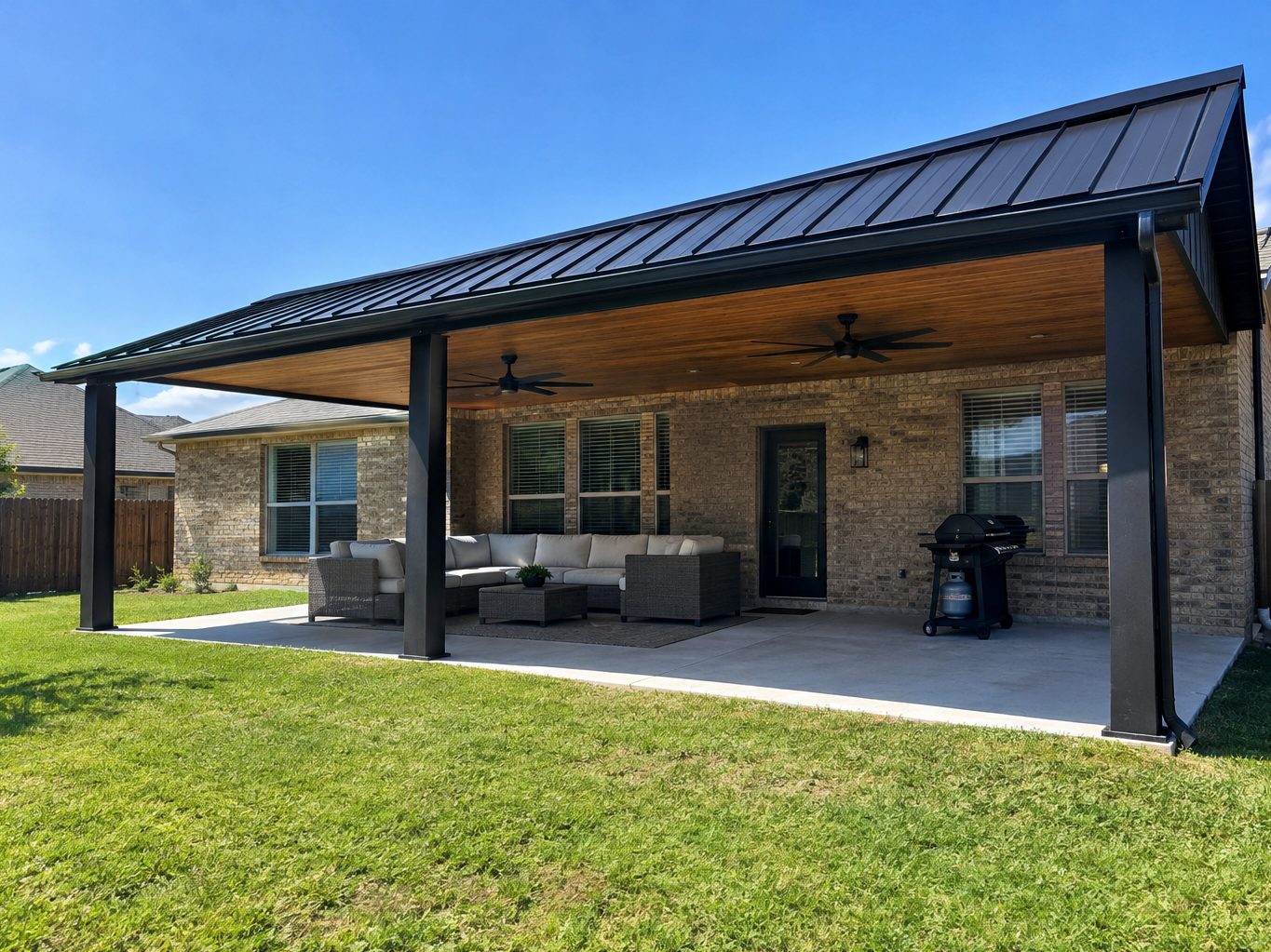 Single-slope cover with two ceiling fans
